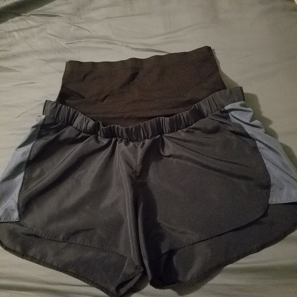 Lightweight maternity short.